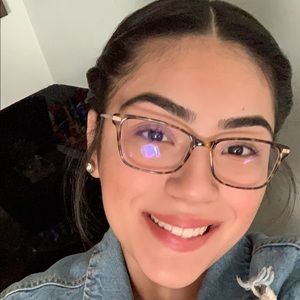 Meet your Posher, Anyssia